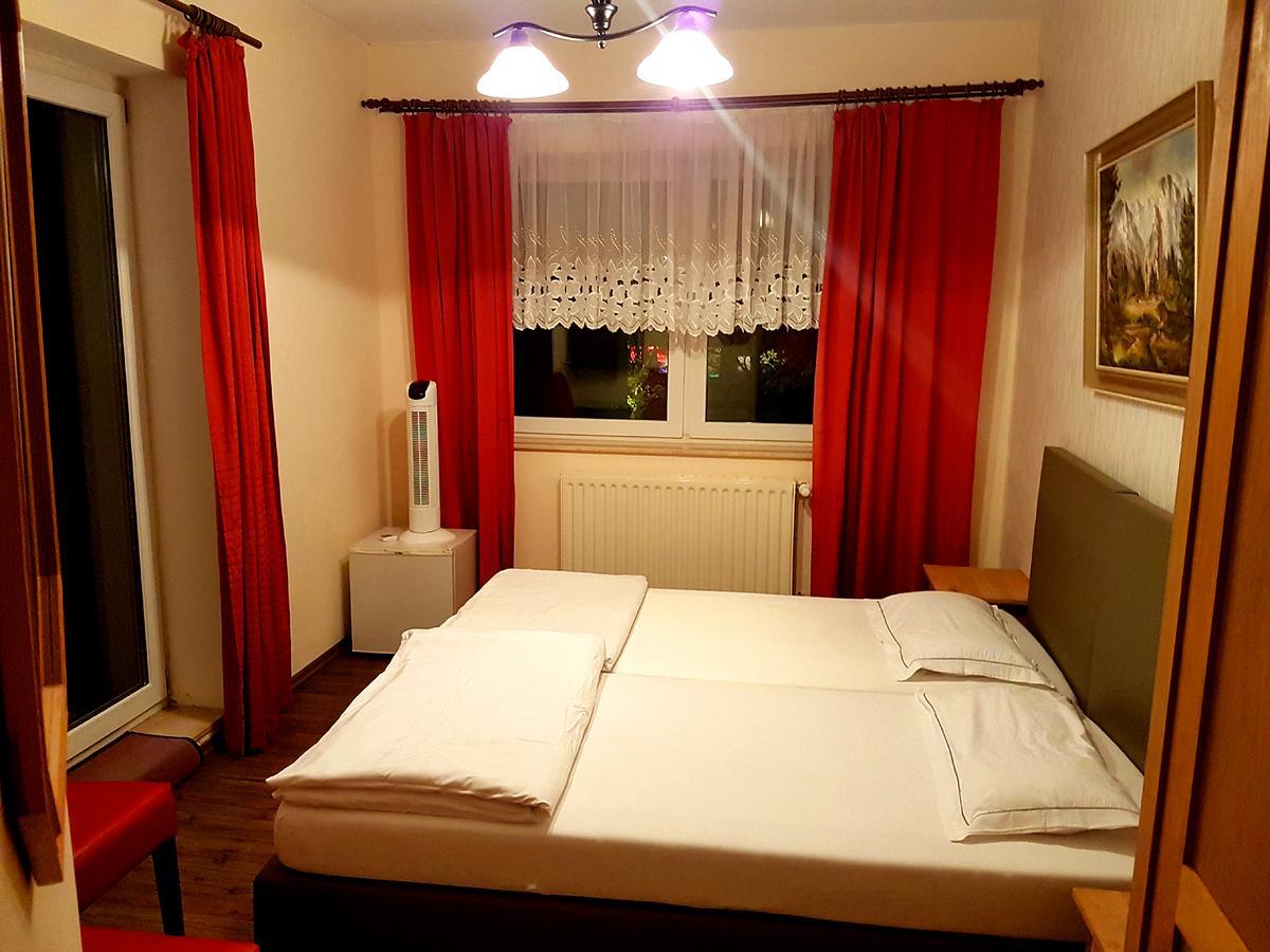 Pension Balkan Eisenhuttenstadt Bagian luar foto